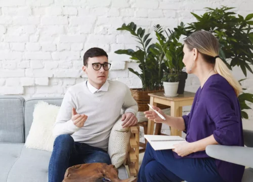 القلق الصامت: كيف تخدعنا عقولنا ونحن نظن أننا بخير؟